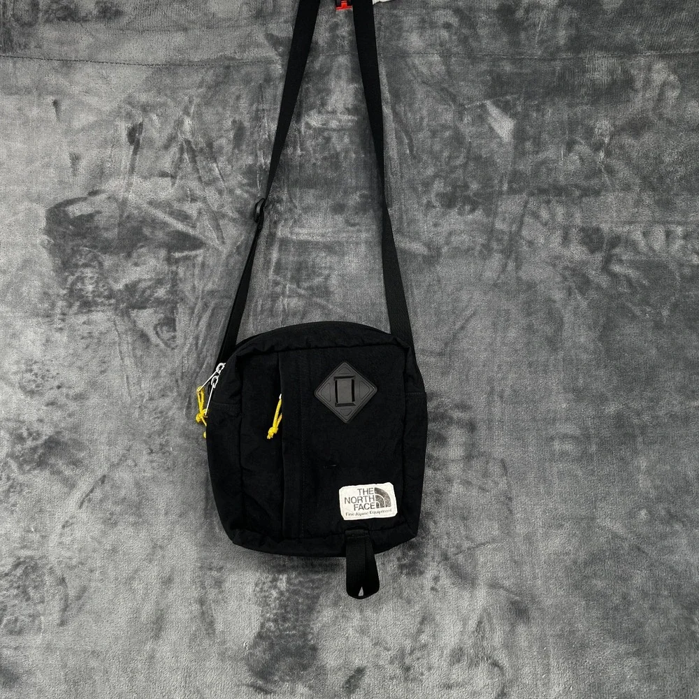 THE NORTH FACE Berkeley Field Shoulder Bag Sling Nylon Crossbody Zip Pouch